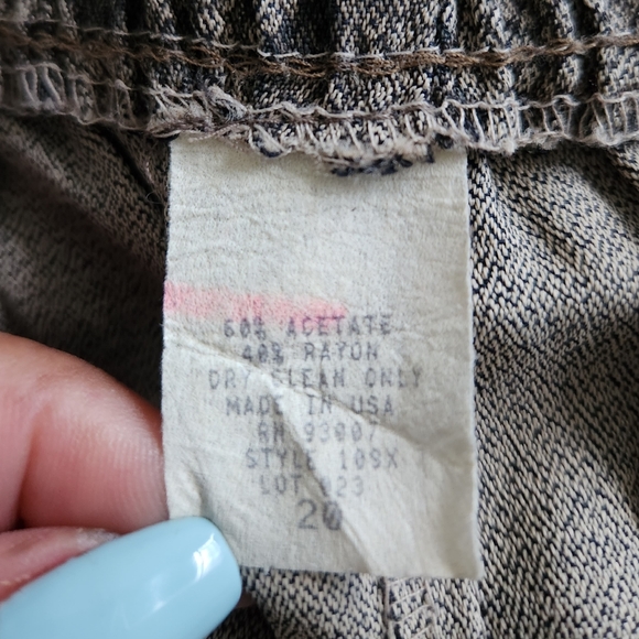 Snakeskin skirt with cute front split. - Picture 4 of 5